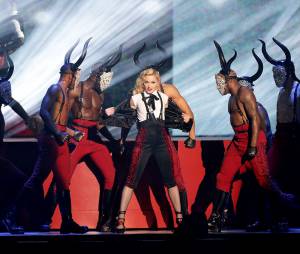 Madonna a continué son show malgré sa chute aux Brit Awards 2015, le 25 février