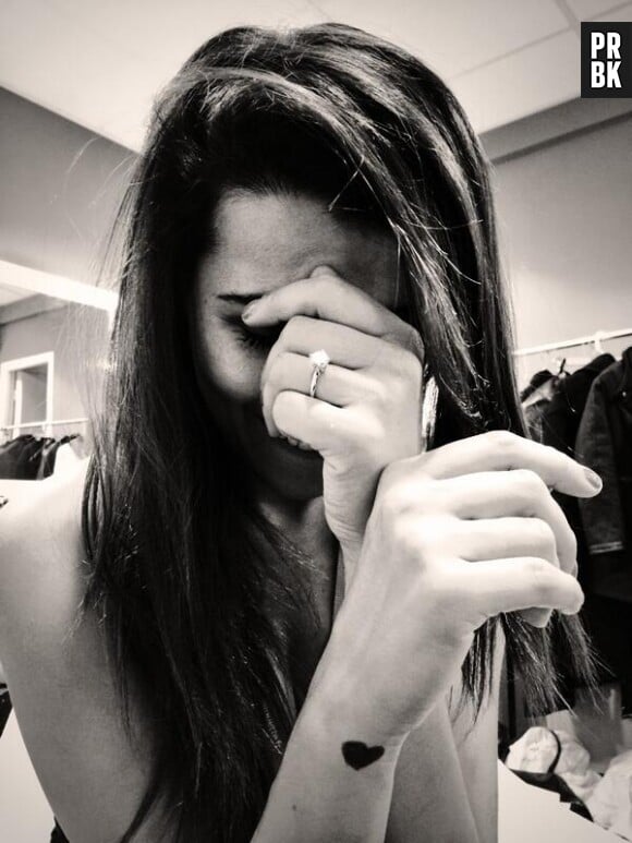 Karine Ferri fiancée ? Elle exhibe sa belle bague à la main gauche, le 12 mars 2014 sur Twitter