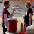 Glee saison 6, épisode 12 : Will (Matthew Morrison) et Sue (Jane Lynch) sur une photo