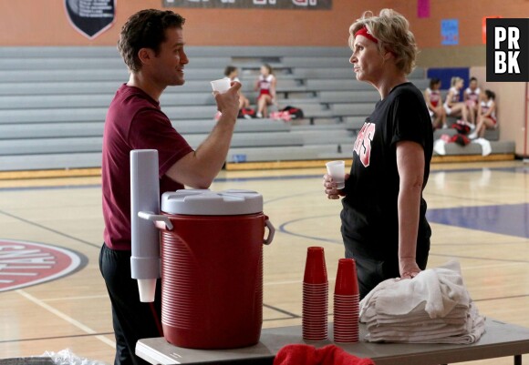 Glee saison 6, épisode 12 : Will (Matthew Morrison) et Sue (Jane Lynch) sur une photo