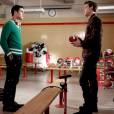 Glee saison 6, épisode 13 : Blaine (Darren Criss) et Sam (Chord Overstreet) sur une photo