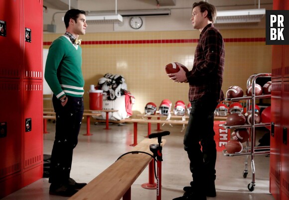 Glee saison 6, épisode 13 : Blaine (Darren Criss) et Sam (Chord Overstreet) sur une photo