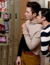 Glee saison 6, épisode 13 : Chris Colfer (Kurt) et Darren Criss (Blaine) sur une photo