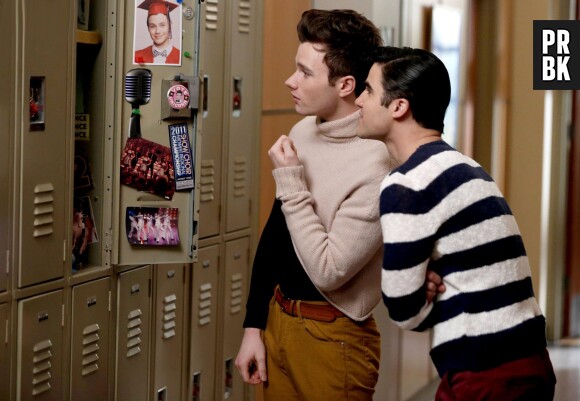 Glee saison 6, épisode 13 : Chris Colfer (Kurt) et Darren Criss (Blaine) sur une photo