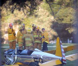 Harrison Ford : les pompiers autour de l'avion dans lequel l'acteur s'est crashé le 5 mars 2015