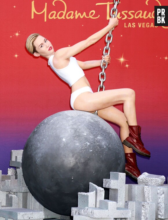 Miley Cyrus refait Wrecking Ball avec sa statue de cire à Las Vegas