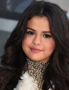  Selena Gomez souriante au d&eacute;fil&eacute; Louis Vuitton&nbsp;de la Fashion Week, le 11 mars 2015 &agrave; Paris 