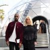 Kim Kardashian et Kanye West prennent la pose au défilé Louis Vuitton de la Fashion Week, le 11 mars 2015 à Paris