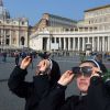 Deux nonnes du Vatican admirent l'éclipe solaire, le 20 mars 2015