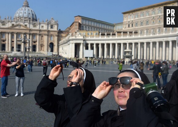 Deux nonnes du Vatican admirent l'éclipe solaire, le 20 mars 2015