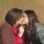 Lena Dunham et Allison Williams (Girls) : bisou lesbien sur Instagram... pour la bonne cause