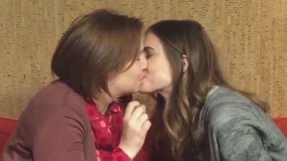 Lena Dunham et Allison Williams (Girls) : bisou lesbien sur Instagram... pour la bonne cause