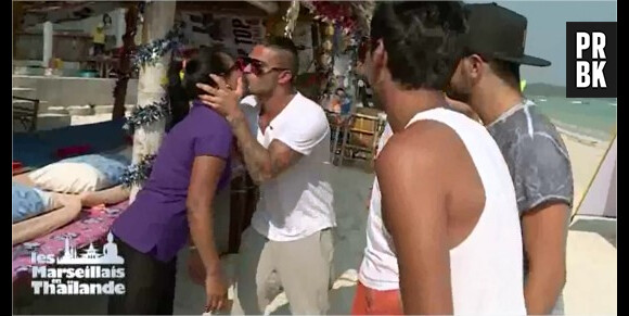 Julien (Les Marseillais en Thaïlande) embrasse une masseuse, dans l'épisode du 2 avril 2015