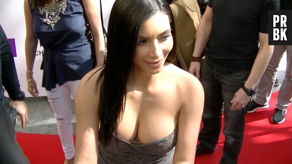 Kim Kardashian sexy en robe pour une rencontre avec ses fans au lancement de la ligne "Kardashian Beauty Hair" dans le magasin Marionnaud des Champs Elysées à Paris, le 15 avril 2015