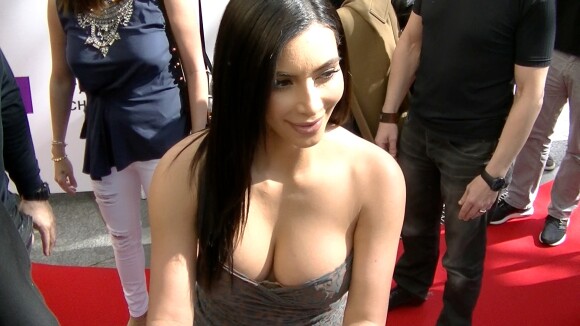 Kim Kardashian à Paris : rencontre sexy et ultra décolletée avec ses fans chez Marionnaud