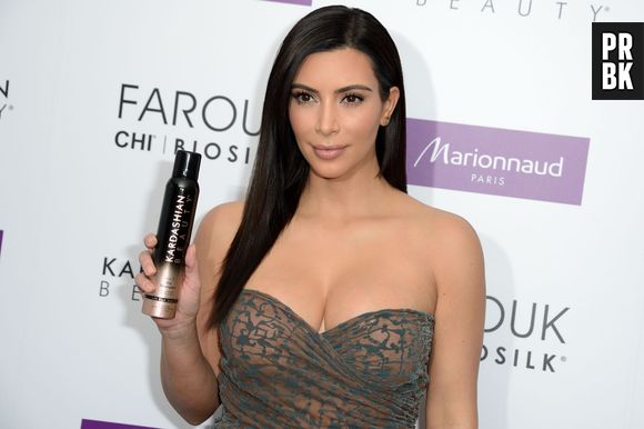 Kim Kardashian sexy en robe pour une rencontre avec ses fans au lancement de la ligne "Kardashian Beauty Hair" dans le magasin Marionnaud des Champs Elysées à Paris, le 15 avril 2015