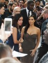 Kim Kardashian sexy en robe pour une rencontre avec ses fans au lancement de la ligne "Kardashian Beauty Hair" dans le magasin Marionnaud des Champs Elysées à Paris, le 15 avril 2015