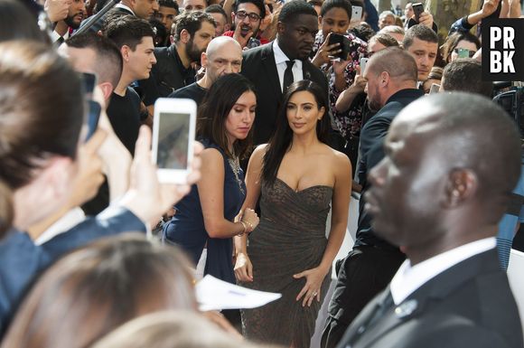 Kim Kardashian sexy en robe pour une rencontre avec ses fans au lancement de la ligne "Kardashian Beauty Hair" dans le magasin Marionnaud des Champs Elysées à Paris, le 15 avril 2015