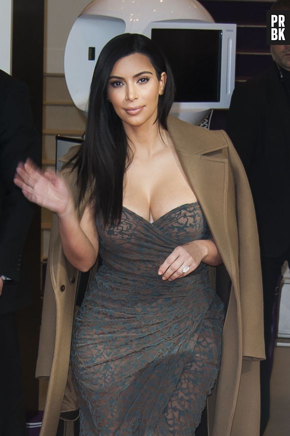 Kim Kardashian sexy en robe pour une rencontre avec ses fans au lancement de la ligne "Kardashian Beauty Hair" dans le magasin Marionnaud des Champs Elysées à Paris, le 15 avril 2015