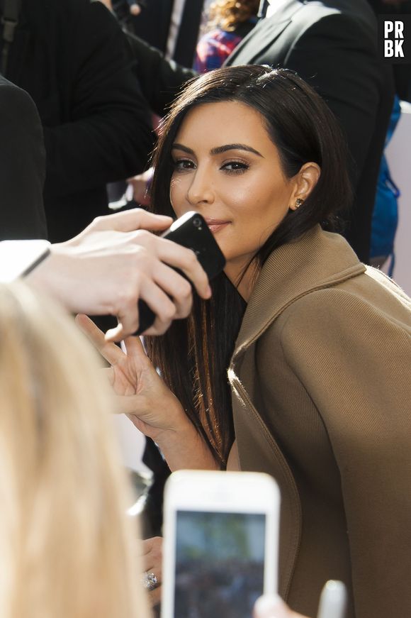 Kim Kardashian sexy en robe pour une rencontre avec ses fans au lancement de la ligne "Kardashian Beauty Hair" dans le magasin Marionnaud des Champs Elysées à Paris, le 15 avril 2015
