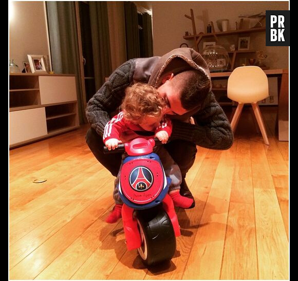 Marco Verratti et son fils Tommaso avec une moto PSG