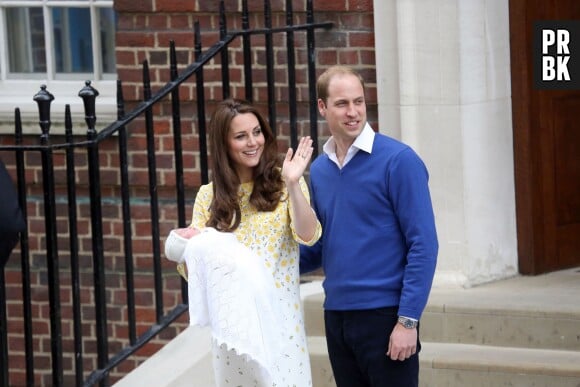 Kate Middleton et le Prince William présentent leur fille à la sortie de la Lindo Wing le 2 mai 2015
