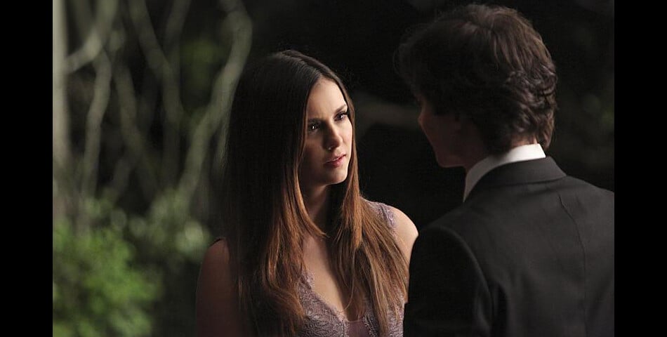 The Vampire Diaries saison 6, épisode 22 : Elena (Nina Dobrev) sur une photo
