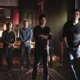 The Vampire Diaries saison 6, épisode 22 : Tyler, Alaric, Matt, Damon et Stefan sur une photo