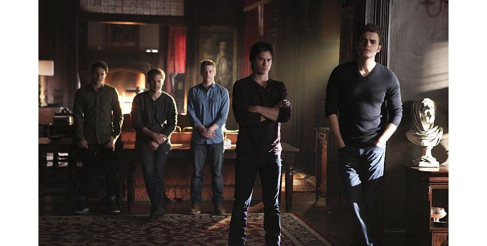 The Vampire Diaries saison 6, épisode 22 : Tyler, Alaric, Matt, Damon et Stefan sur une photo