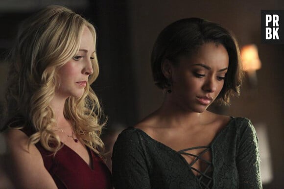 The Vampire Diaries saison 6, épisode 22 : Caroline et Bonnie sur une photo