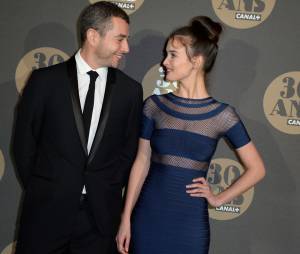 Charlotte Le Bon et Ali Baddou en couple à la soirée des 30 ans de Canal Plus
