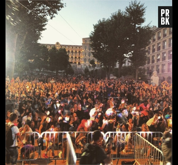 Kev Adams : ses fans présents à Marseille pour un flashmob géant le 17 mai 2015