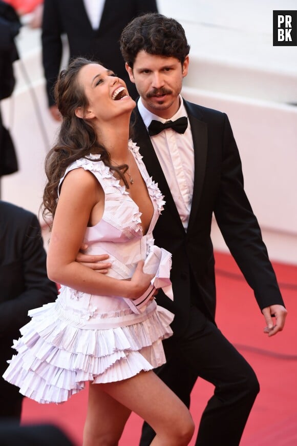 Lucie Lucas rayonnante et sexy lors de la montée des marches du film Sicario à Cannes le 19 mai 2015