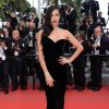 Adriana Lima sexy lors de la montée des marches du film Sicario à Cannes le 19 mai 2015