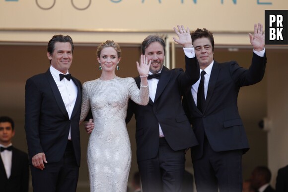 Josh Brolin, Emily Blunt, Denis Villeneuve et Benicio Del Toro lors de la montée des marches du film Sicario à Cannes le 19 mai 2015