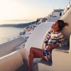 Caroline Receveur prend la pose lors de ses vacances sur l'île de Santorin sur Instagram
