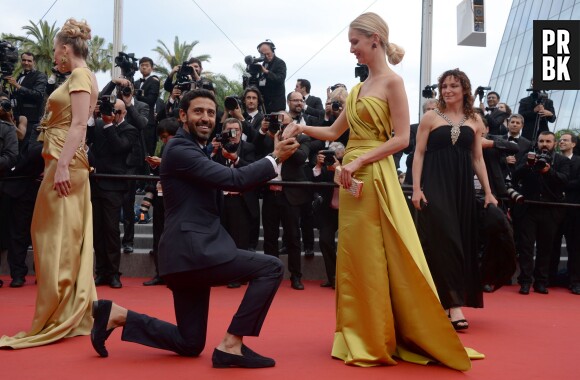 Un inconnu a fait sa demande en mariage sur le tapis rouge, lors de la montée des marches du film "La Glace et le Ciel" pour la cérémonie de clôture du 68e Festival du film de Cannes, le 24 mai 2015