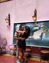 Les Anges 7 : Nathalie et Vivian s'embrassent lors de la séance de dédicaces au Barrio Latino, le 26 mai 2015