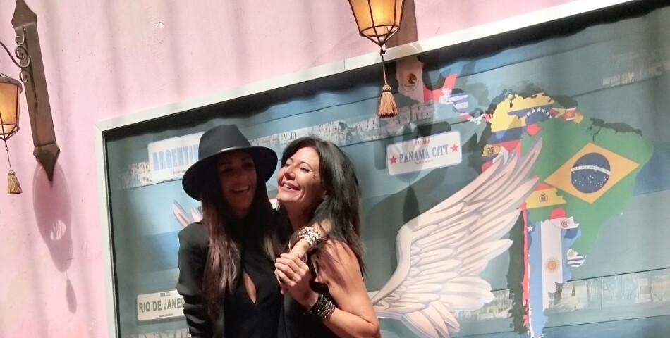 Les Anges 7 : Julia et Nathalie sexy lors de la séance de dédicaces au Barrio Latino, le 26 mai 2015