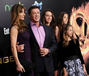 Sistine Stallone et ses soeurs Sophia et Scarlet accompagnées de Sylvester Stallone et Jennifer Flavin à l'avant-première d'Hunger Games 2