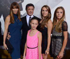 Sistine Stallone (à droite) et ses soeurs Sophia et Scarlet accompagnées de Sylvester Stallone et Jennifer Flavin à une avant-première
