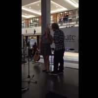 Ed Sheeran généreux : concert improvisé avec une fan dans un centre commercial canadien