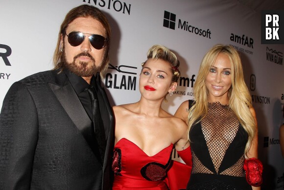 Miley Cyrus et ses parents sur le tapis rouge de l'amfAR Inspiration Gala, le 16 juin 2015 à New York