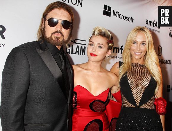 Miley Cyrus et ses parents sur le tapis rouge de l'amfAR Inspiration Gala, le 16 juin 2015 à New York