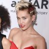 Miley Cyrus poilue sous les aisselles sur le tapis rouge de l'amfAR Inspiration Gala, le 16 juin 2015 à New York