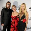 Miley Cyrus et ses parents sur le tapis rouge de l'amfAR Inspiration Gala, le 16 juin 2015 à New York