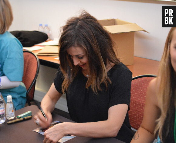 Grey's Anatomy : Caterina Scorsone en séance d'autographes à la GreysCon le samedi 20 juin 2015