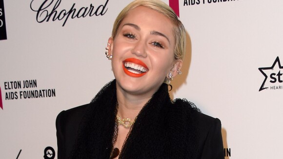 Miley Cyrus élue végétarienne la plus sexy par PETA... grâce à son poisson mort