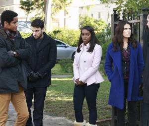 Murder saison 1 : Wes, Connor, Michaela, Laurel et Asher sur une photo