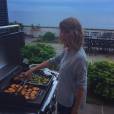  Taylor Swift se met &agrave; la cuisine pour ses amis 